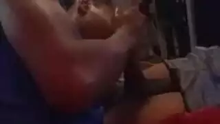 ديك مصاصة زوجين شرب الشمبانيا أثناء الشرج