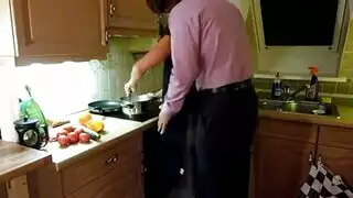 إنها تطبخ ويمنحهم إلى المجموعة