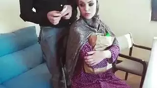 يمتص الغريب مقابل المال