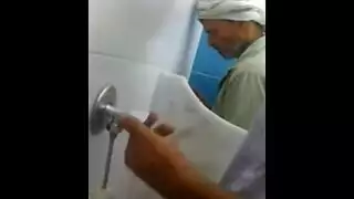 سكس رجالة مصرية شواذ مع بعض يستغلون الفرصة داخل حمام عام