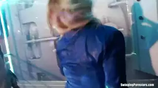 الفتيات بصورة عاهرة في العربدة