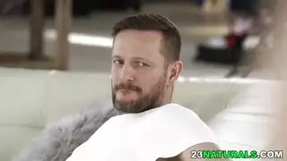 إن `` غيشا '' وزوجته في الألعاب ولا يمكنهما التعامل مع يوم واحد دون أن يذهب شريكهما