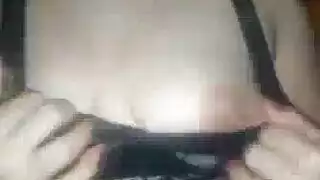 زوجة امرأة سمراء القذرة اللعب على الأريكة.