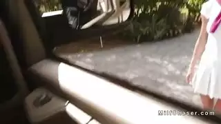 الأم الساخنة تتناك في السيارة من البائع النياك