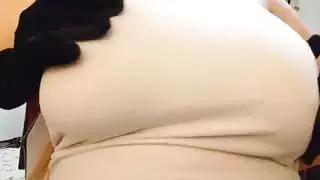فتاة مع ثدي كبير على تكشف ثدييها