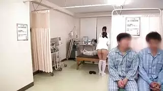 الممرضات اليابانيات يعالجون زبر المريض