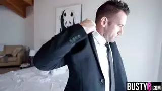 تحصل مارس الجنس جمال كبير الصدر في يوم زفافها