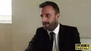 امرأة سمراء مع كبير الثدي يقبل الجنس البرية