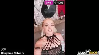 انها تلعق بوسها بعد التبول