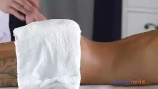الفتاة لطيف لديه وشم على ساقها وجمل ساخن