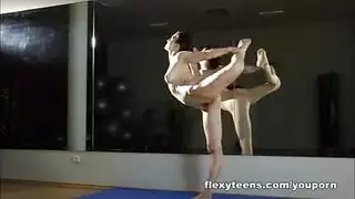 يظهر أندريتي قضيبه
