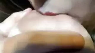 يحب فاتنة الساخنة اللعب مع ديك ضخمة، حتى يملأها كس ضيق