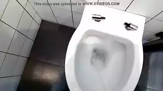 التبول زوجين الأولاد في مشعرات.