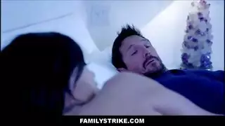 يلمس بوسها بيده وهي سعيدة