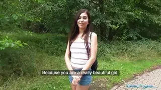 يتم أخذ بوسها إلى الغابة ليمارس الجنس معها في فمها الكبير