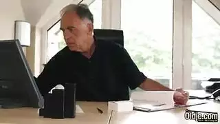 فتاة عاهرة ذات ثدي صغير تحب أن تمارس الجنس من الخلف ، حتى تقوم بزيارتها
