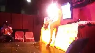سكس جامد بين ممثلين على المسرح وهما فوق الكرسي