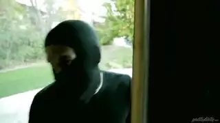 تهدده بمسدس لممارسة الحب معها