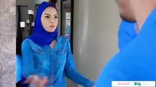 وقحة العربية مارس الجنس من قبل اثنين من الرجال الكبار