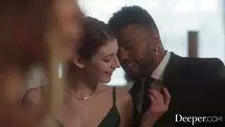 أثناء ممارسة الجنس في كس ، هذه الشقراء لها يد في المؤخرة
