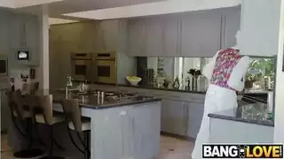 الفحل الأسمر ينيك الفتاة الشقراء البيضاء الحليب في عيد شم النسيم
