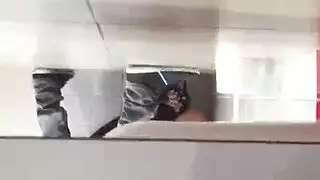 ينيك صاحبته في حمام النادي الليلي