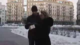 امرأة سمراء لذيذة تمتص الديك والحصول على الوجه.