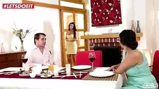 هذا الرجل يمارس الجنس مع صديقة زوجته