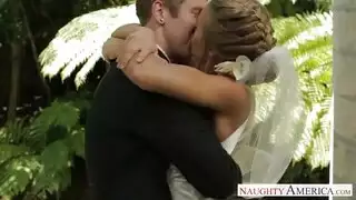سيدة جميلة تتزوج رجل ولكن له علاقة مع صديق له