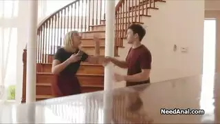 تجلس مع بوسها وتنتظر وضع قضيبه في بوسها