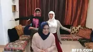 حفلة وداع العزوبية للمحجبات جايبين زنجي ينيكهم