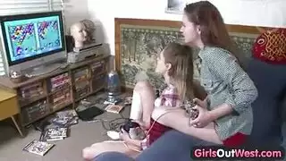 الكتاكيت مثليه الشباب معا.