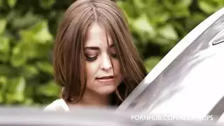 مراهقه جميله ساخنه علي السرير للي ينيك