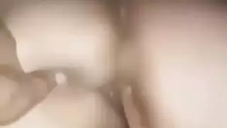 لطخت الفازلين على مؤخرة الزوجة قبل ممارسة الجنس الشرجي