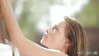 شقراء يحصل خارج عارية