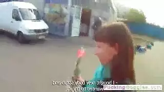 مثير امرأة سمراء روسية القيام برتقالي عشيق.