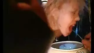 فاتنة شقراء الأكل لها ليه الهرات الطازجة
