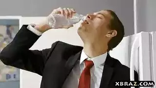 رجل يمارس الجنس مع امرأتين جميلتين جدا
