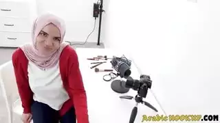فتاة الحجاب نادي نالا تدفع ديونها