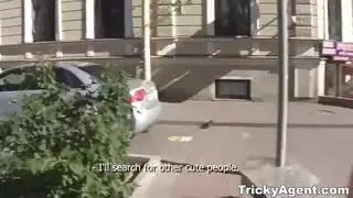 المراهق اللطيف خجول وضار