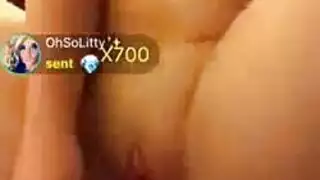 فتاة لاتينية بجسم مثالي يقبل صديقتها كس