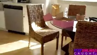 شقراء مارس الجنس في فمها ثم في بوسها