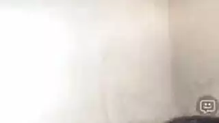 لاتينا جميلة تستحم