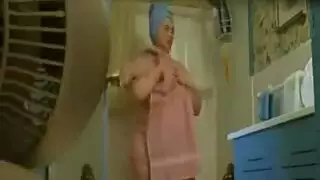 الابن يصور أمه السمينة عارية بالكامير الخفية