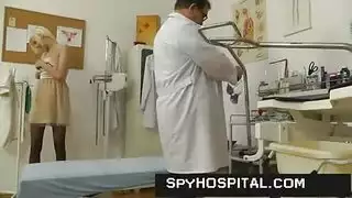 شقراء طويلة لديها وقت مثير مع هزازها