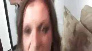 امرأة سمراء الساخنة والديوك السوداء على الأريكة