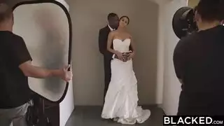 الممثلة الإباحية جاهزة للتغلب عليك