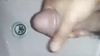الرجل يعطي مضيئة إلى ثقوبه