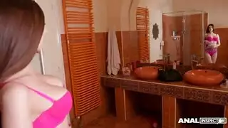سكس جماعي فى الحمام نيك بنت زي القمر فى طيزها وكسها