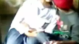 يركع تلميذات قرنية أمام رجل أسود ويمتص ديكه الصعب.